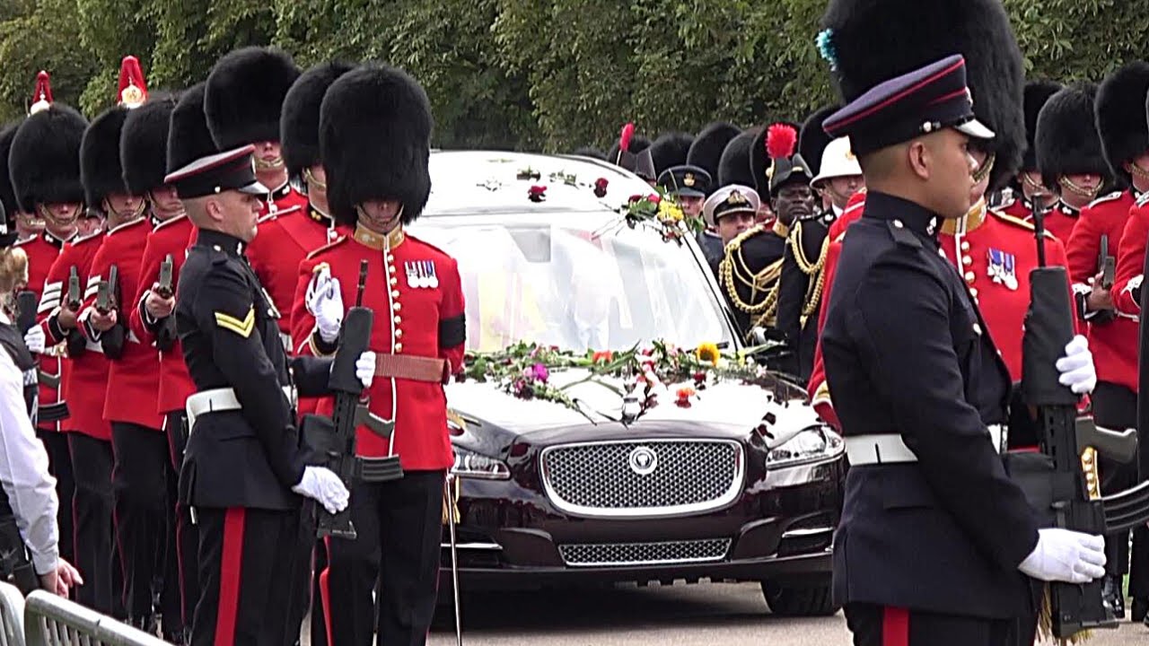 Queen Elizabeth's Funeral Procession Marches Towards Windsor Castle - Emotional Scenes