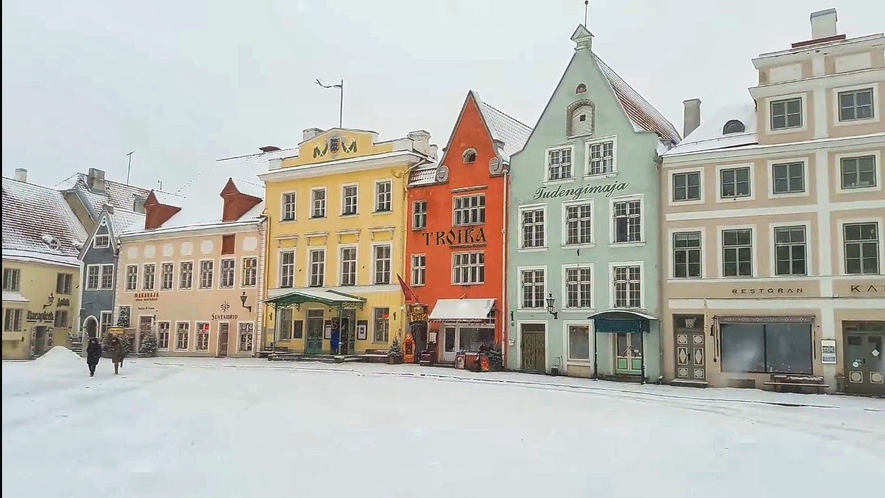 Tallinn sightseeing - walking from Town Hall Square to Viru gates