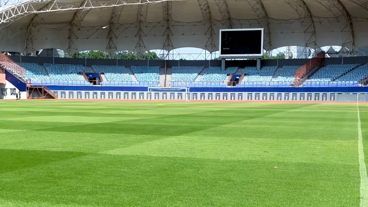 DENGAN ATAP MEMBRANNYA‼️STADION WIBAWA MUKTI KINI MEMILIKI RUMPUT YANG BAGUS, ATAP PERLU DIPERBAIKI