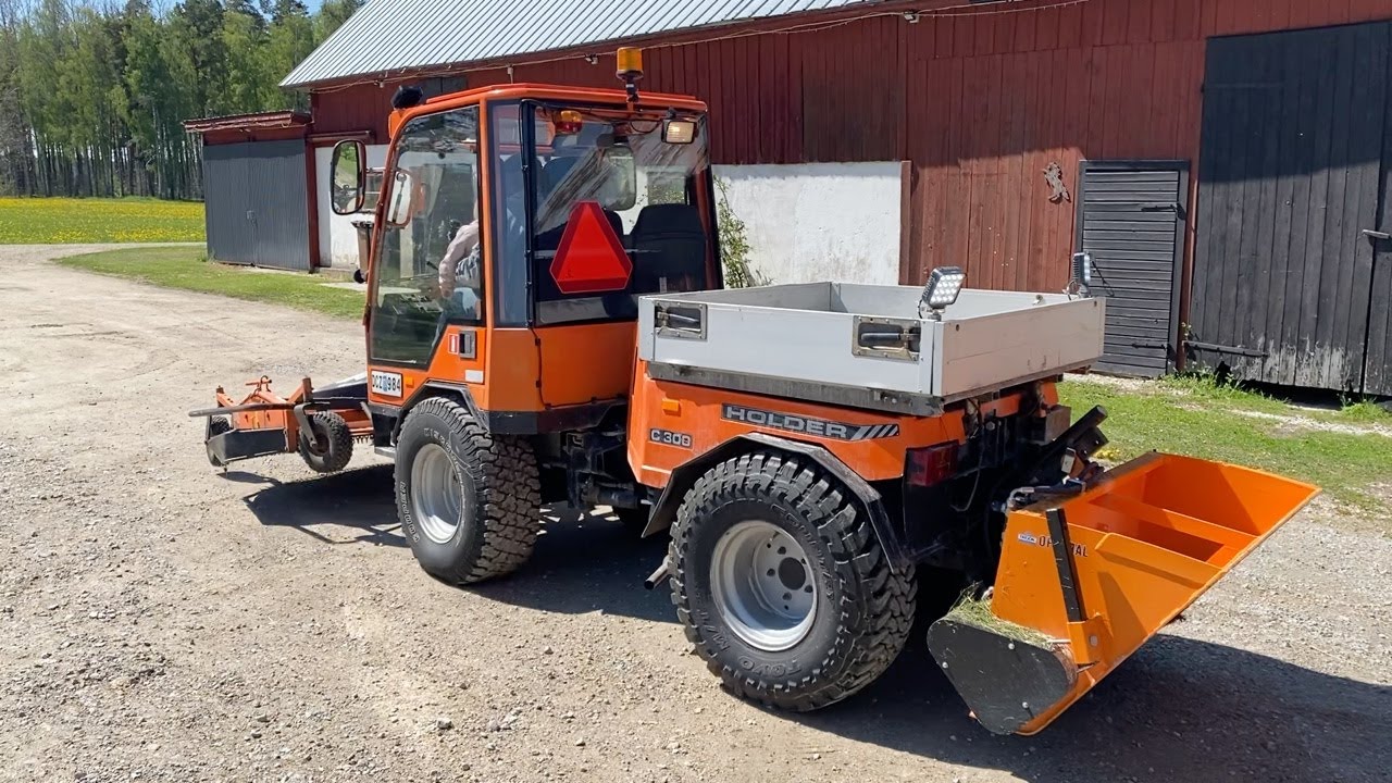 Köp Redskapsbärare Holder C340 med klippaggregat, sandspridare & vikplog på Klaravik