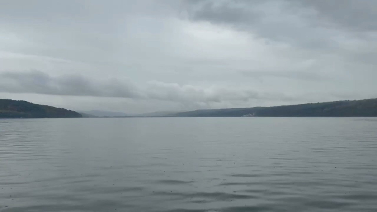 Исследователи берут пробы из озера Сенека, пытаясь выяснить, что вызывает так называемые &laquo;барабан...