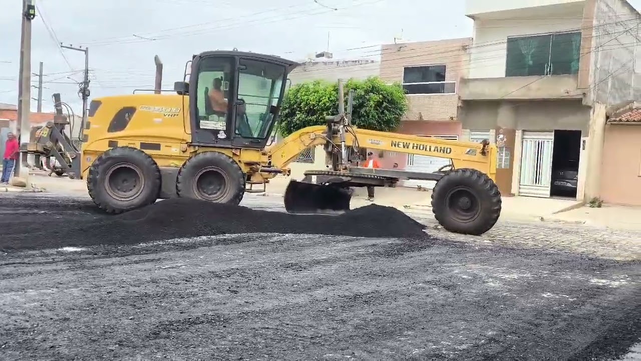 Motoniveladora RG 140.B espalhando massa asfáltica (fina)