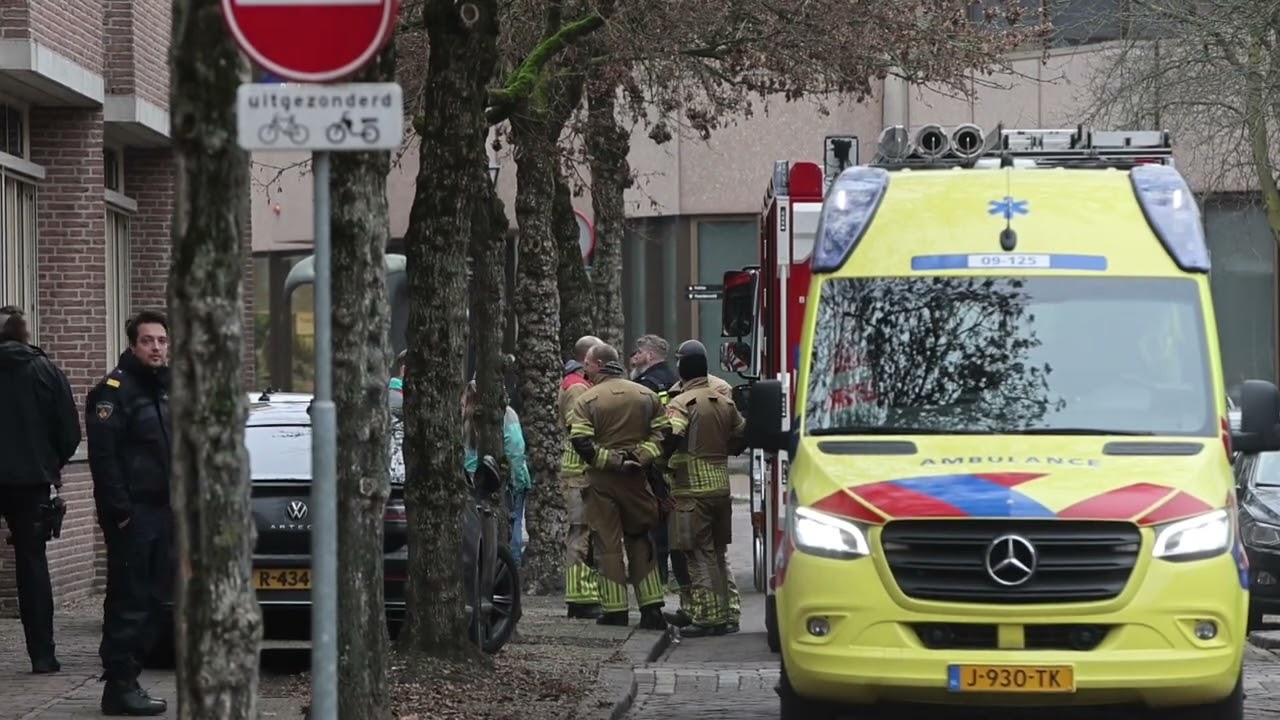 Vrouw bedreigt agenten met explosieven in politiebureau Paardenveld - Utrecht 17 01 2025