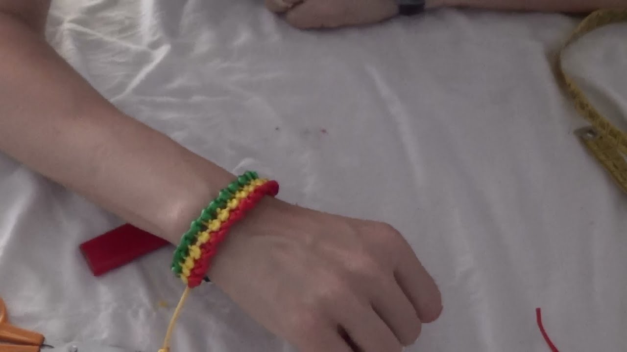 Pulsera de tres colores.