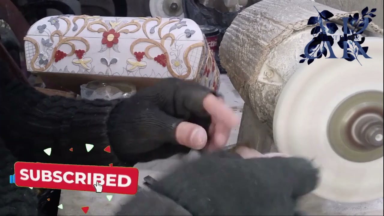تحويل الخشب الخام إلى فن.. سحر الصدف والخشب