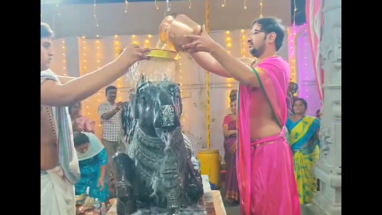 మచిలీపట్నం ఖోజ్జిలపేట శ్రీ శ్రీ శ్రీ పార్వతి సమేత భుజంగేశ్వరస్వామి దేవాలయం లో నందీశ్వరుడు అభిషేకం