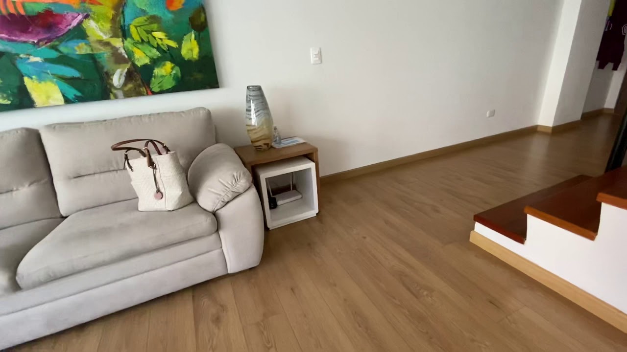 Piso laminado color roble natural; exclusivo