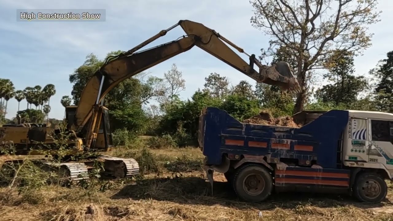 Watch This Excavator Fill Up Dump Trucks Like Never Before!