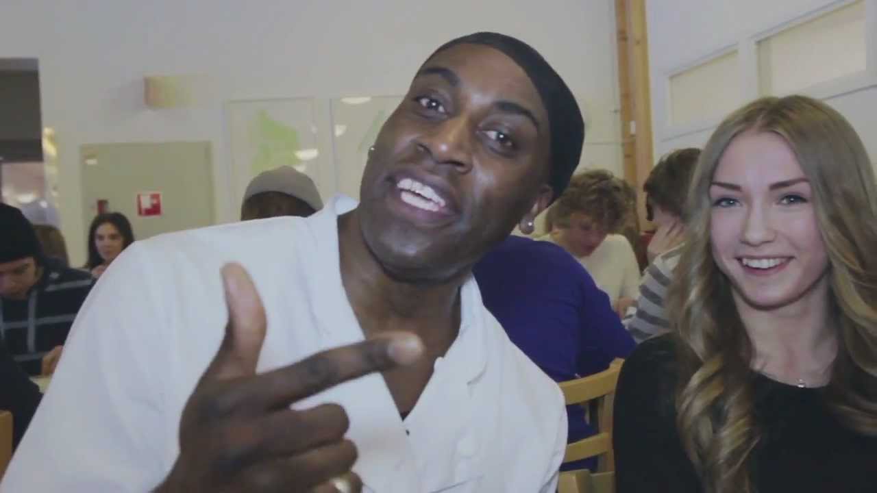 Big Steve as dinnerlady at Balderskolan