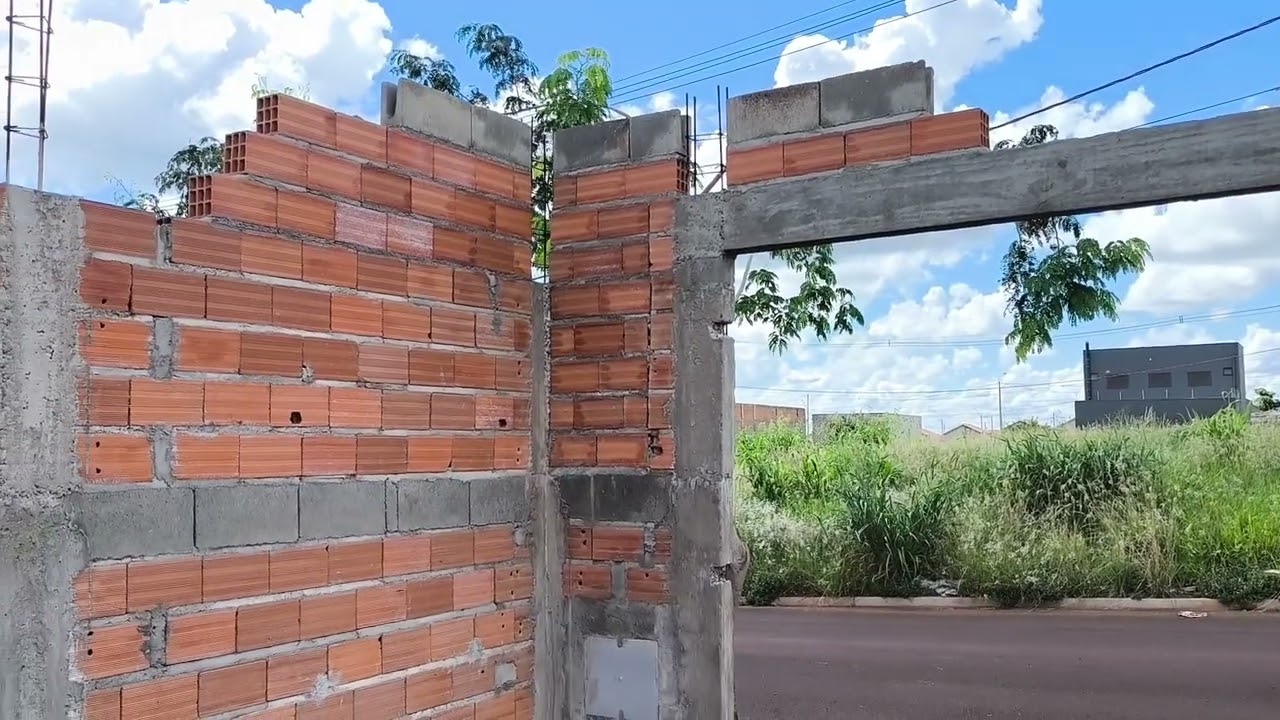 O MURO DE 3 METROS DE ALTURA ESTÁ PRATICAMENTE PRONTO