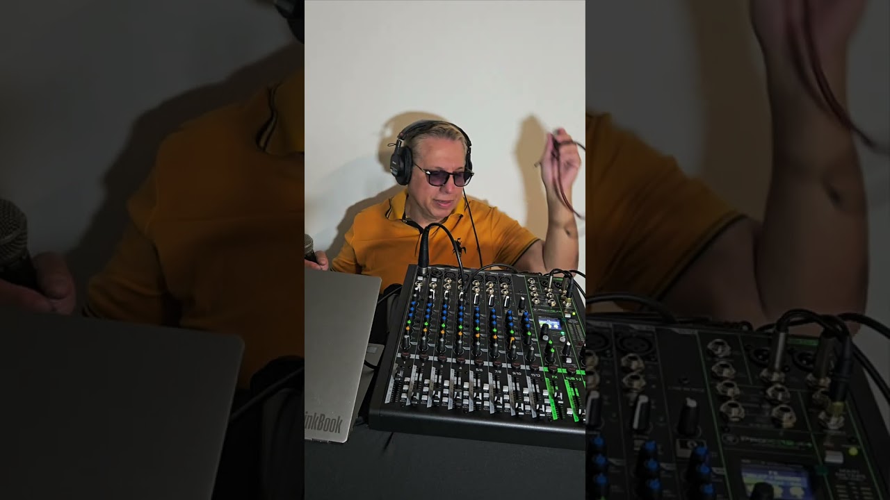 Conecta tu micrófono con cable o adaptador para Karaoke, reuniones