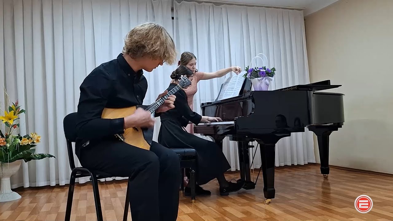 Смотрите, как надо! В Ревде выпускники и педагоги музыкальной школы устроили концерт для учеников