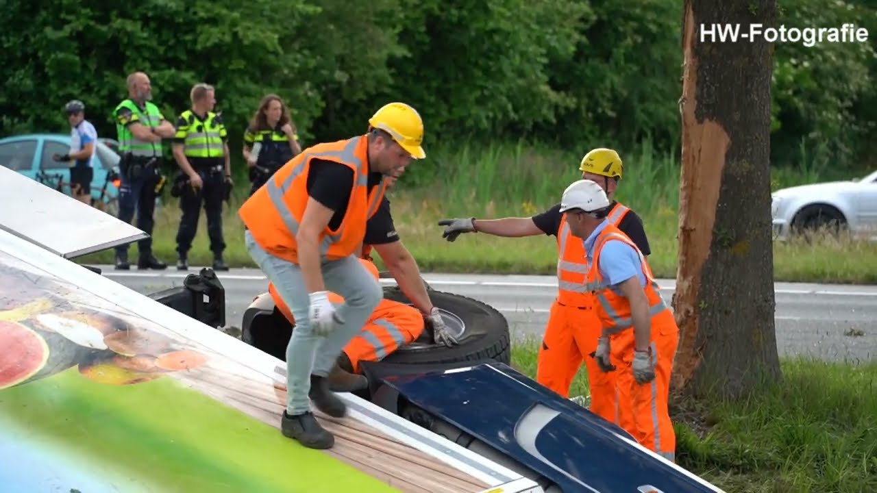 Berging te water geraakte vrachtwagen in Nieuwleusen