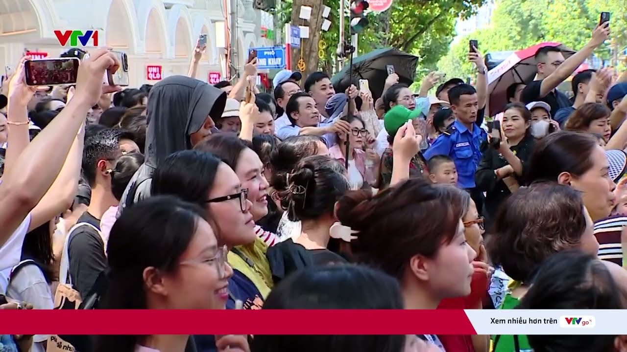 Rộn ràng nhạc hội Cảnh sát thế giới tại phố đi bộ Hồ Gươm, Hà Nội | VTV24