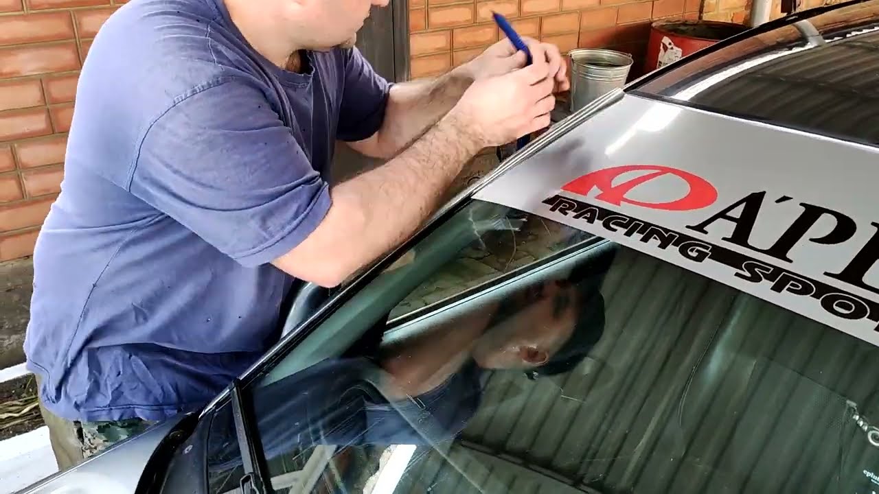 Клею правильно наклейку на лобовое стекло mitsubishi carisma своими руками.
