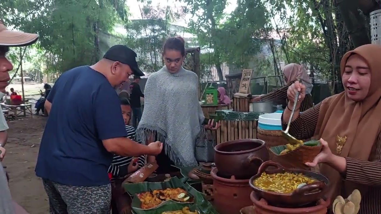 Suasana pagi di pasar @pasarkeramatpacetmojokerto