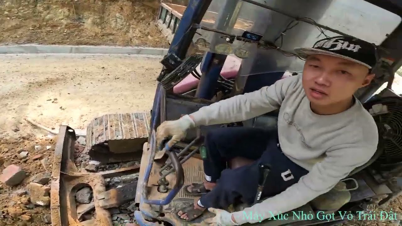 Máy Xúc Nhỏ Tập 1463. Xúc Đá, Bê Tông Đường Hỏng Lên Xe Ô Tô 2.5t Và Làm Cốt Đường Đổ Bê Tông