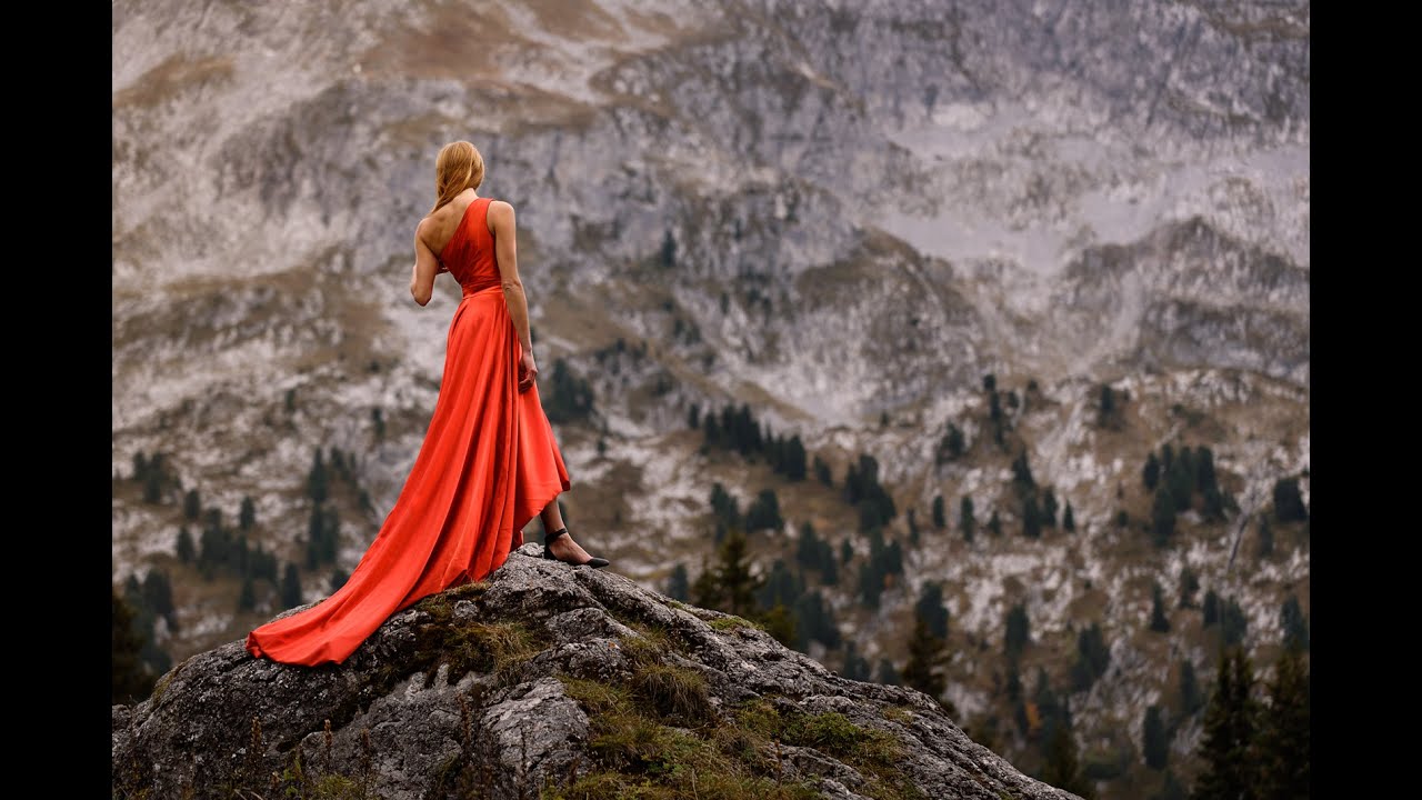 Fotografie Frau mit Kleid am Berg See   Live Mitschnitt