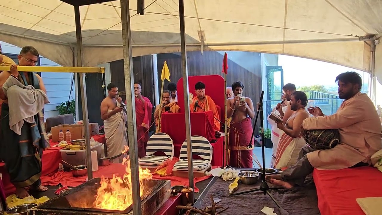 न्यूजीलैंड में  नवग्रहमखलघुरुद्रहोम की वसोर्धारा का दर्शन करें ।