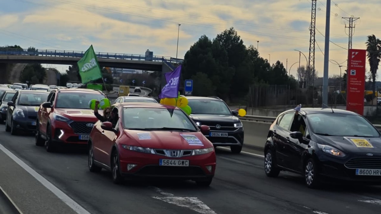 Desenes de vehicles participen en una marxa lenta del professorat entre l’Aldea i Tortosa