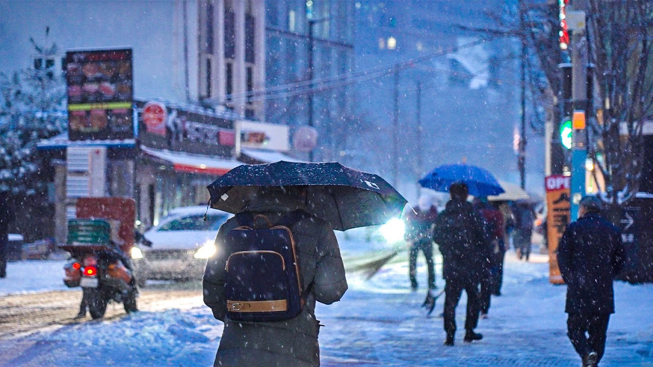 Snowfall Slippery Roads! 🛼 Seoul Morning Commute War?! | Walking Tour Korea 4K HDR
