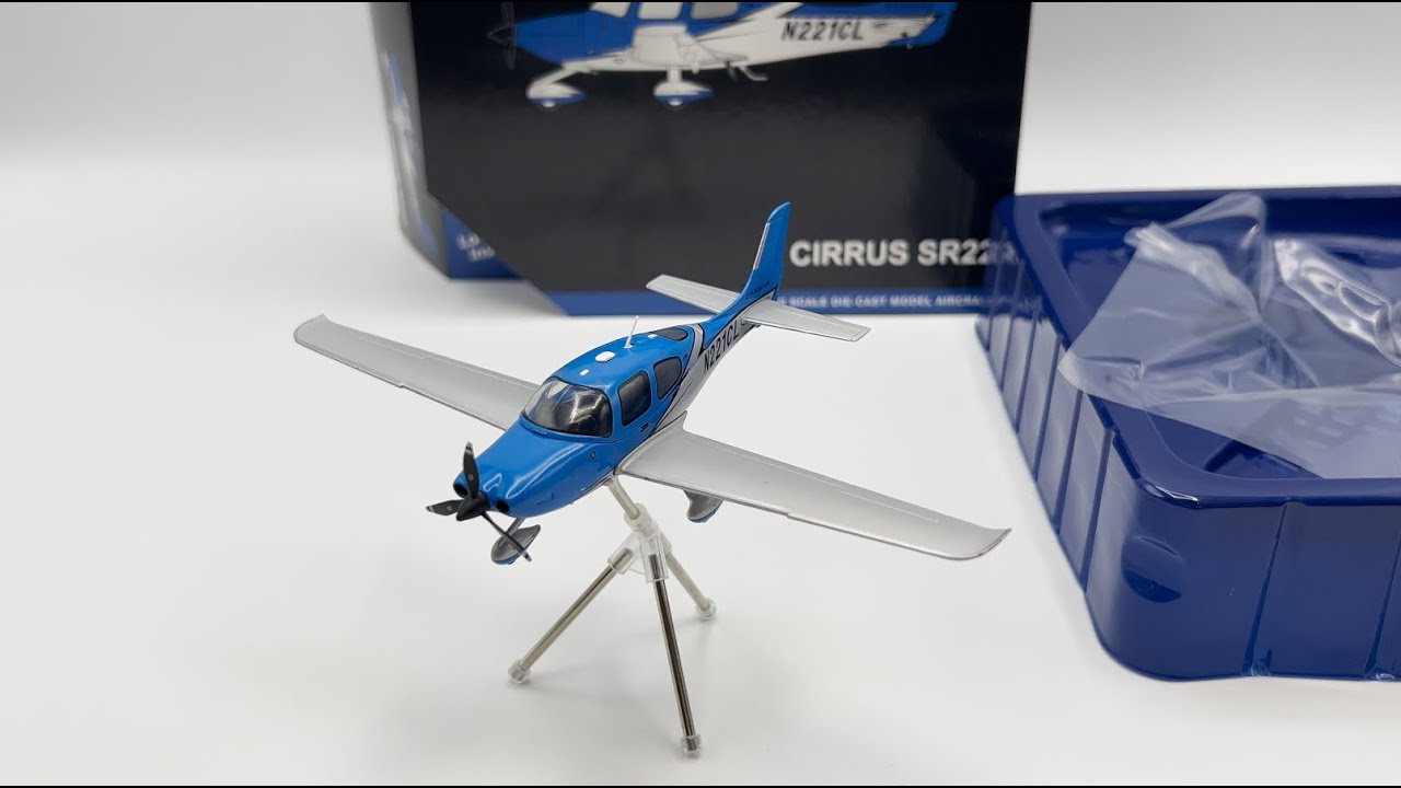Распаковка и демонстрация модели самолета Gemini Jets General Aviation Cirrus SR22 в масштабе 1:7...