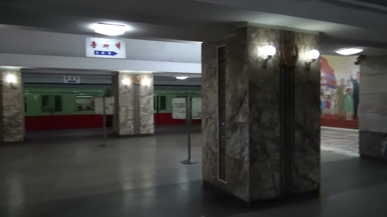 平壌地下鉄 千里馬線　車内の様子（栄光→凱旋）