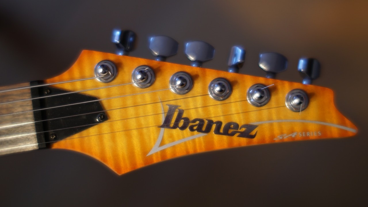 Ustawianie budżetowej gitary Ibanez SA260FM