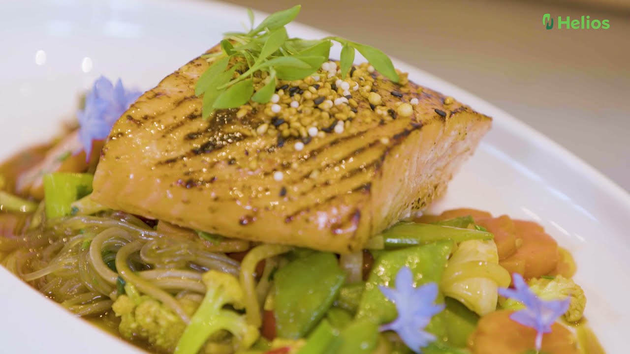 Sterneküche bei Helios |  Gebratener Miso-Lachs mit Gemüse von Nils Henkel