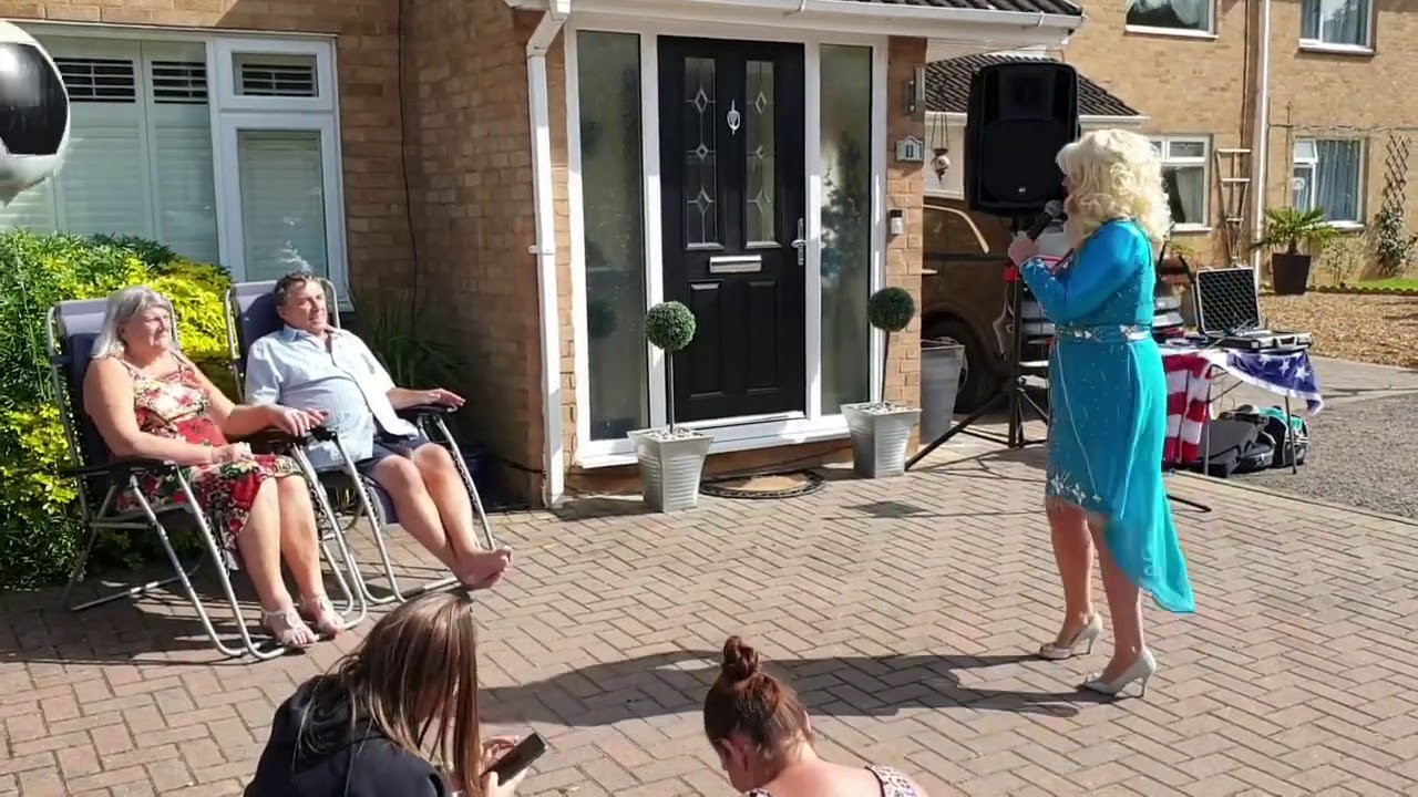 Dolly Parton tribute act Lucy Floyd surprises Dolly fan