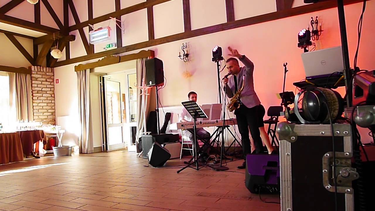 Prowadzenie imprezy przez Marcina Odyńca w towarzystwie Acoustic Trio