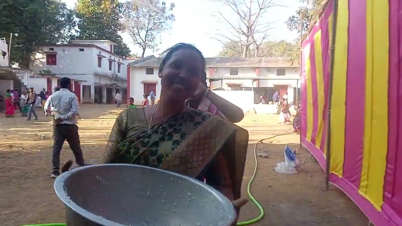 Kochedega  palli ghoshit huwa uska bhojan mil raha hai🍚🥘🥙🌹🌹🌹