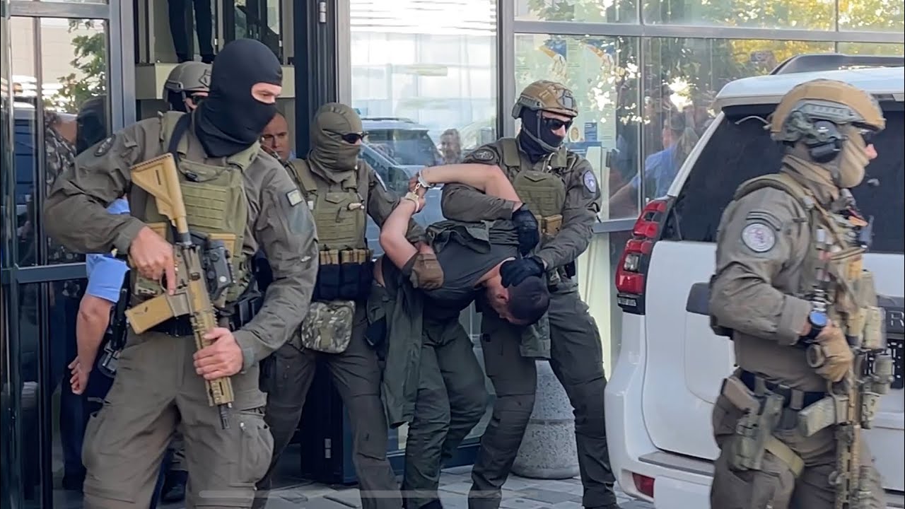 Policia e Kosoves duke i nxierr nga gjykata dy serbet e arrestuar