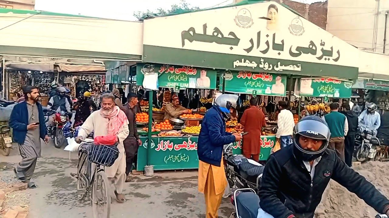 Jhelum 🇵🇰 Fruit Carts in Ramadan | Walking Through Busy Streets