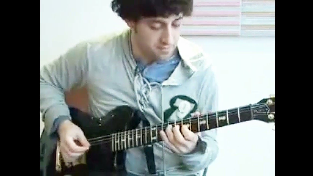 Joe Trohman teaches how to play fob songs