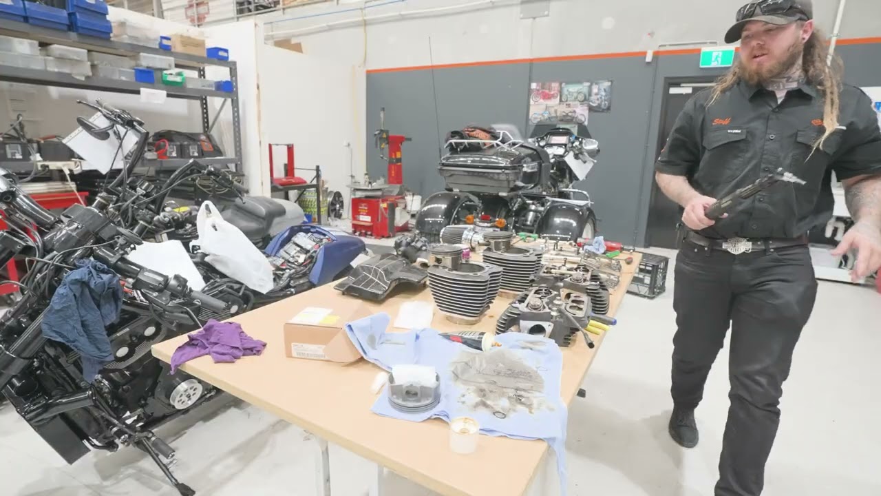 За кулисами дилерского центра Harley-Davidson в Перте.