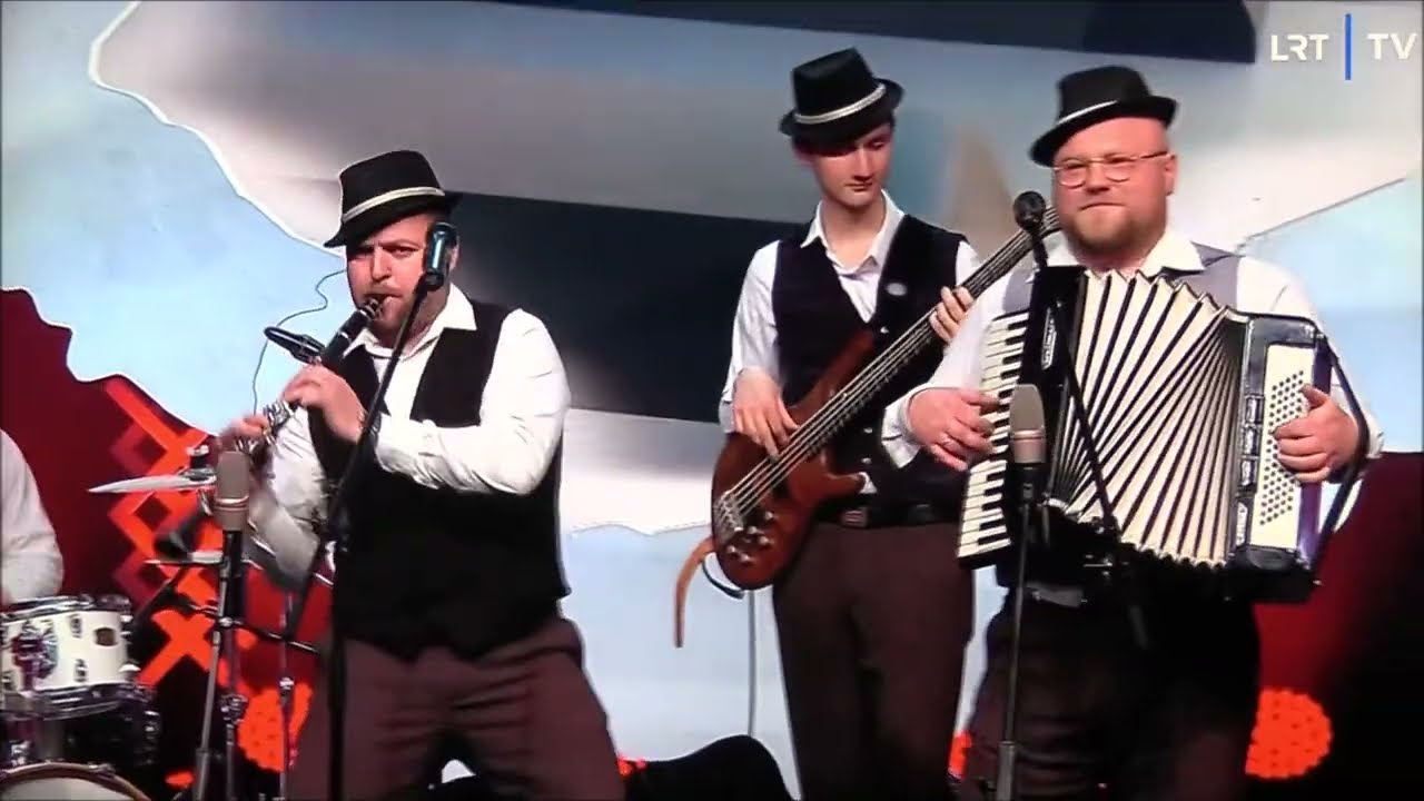„Žvilgsnis pro langą“. Grupė „Nešpėtni bernai“ Panevėžys, vadovas Justinas Kanaporis.