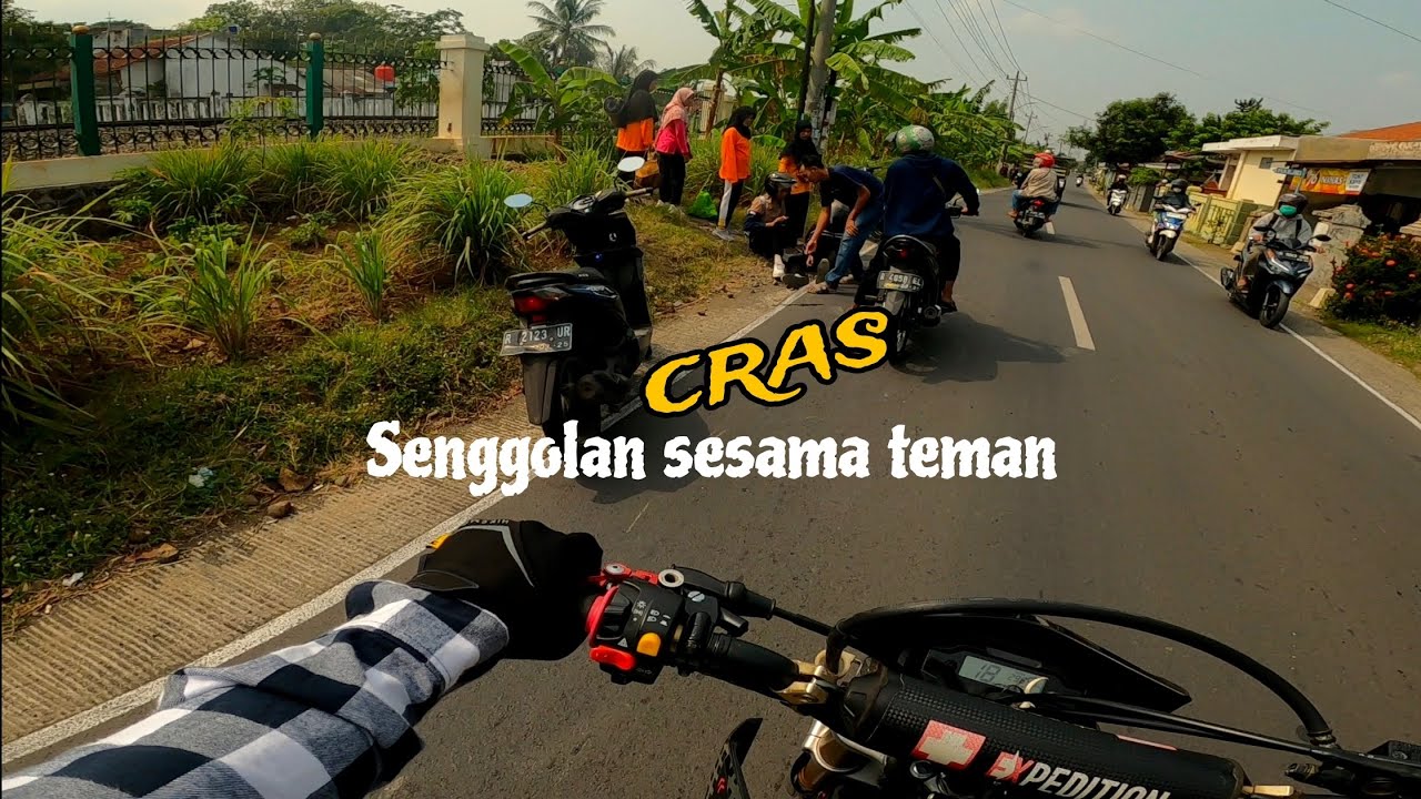 Kasian Cewek Ini Terkapar di Jalan! Senggolan Sesama Teman Sampai Terjatuh