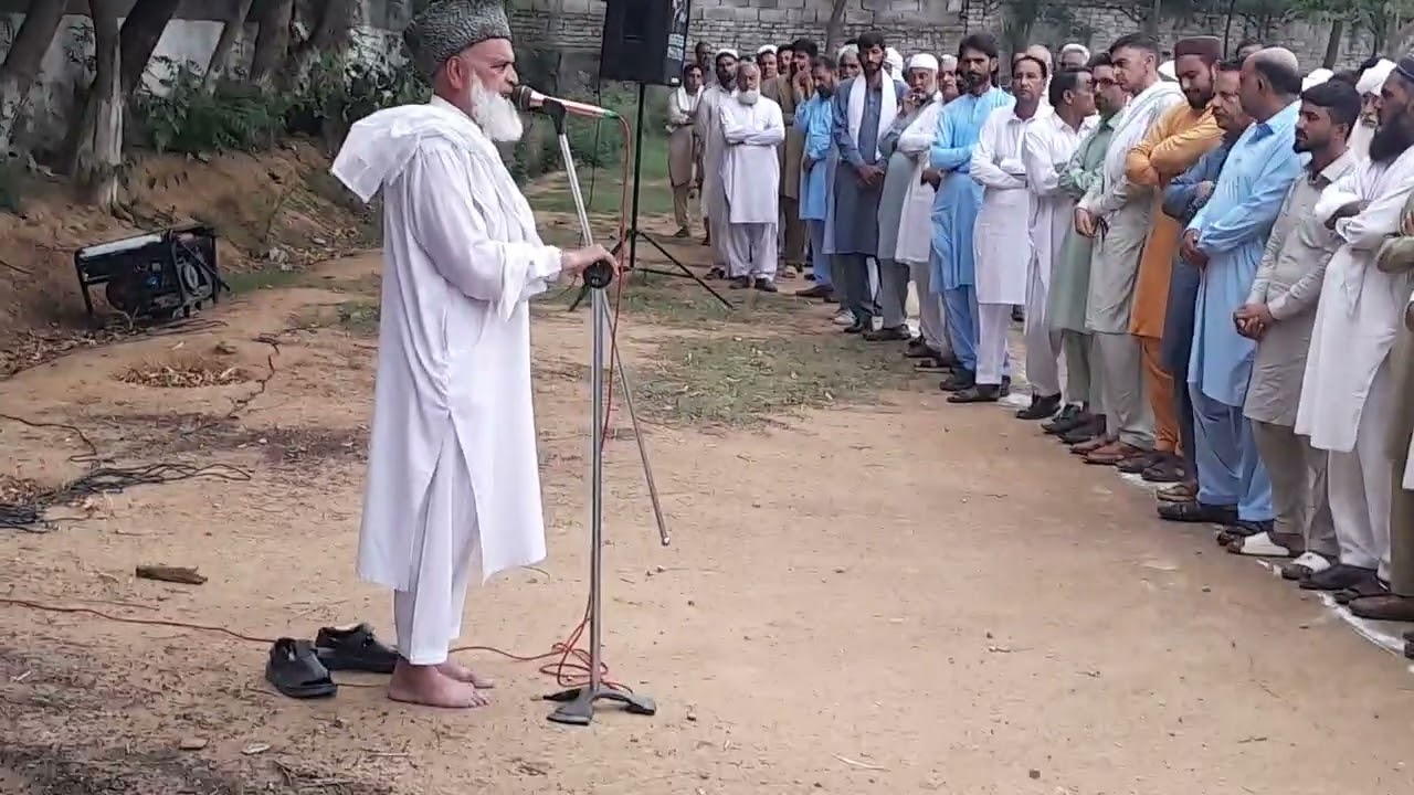 قاری انور حسین انور نماز جنازہ کے اجتماع سے خطاب کرتے ہوئے