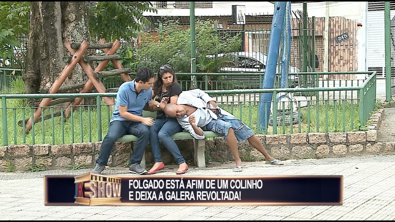 Bêbado quer se aproveitar do colo de desconhecidos para tirar um cochilo e arruma confusão