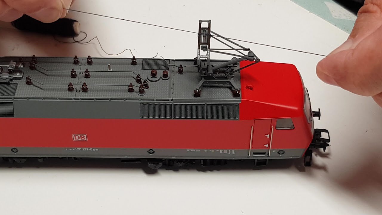 Modelleisenbahn, Faden am Stromabnehmer begrenzt die Höhe