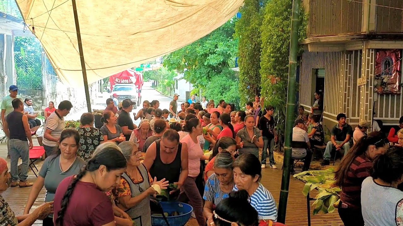 PREPARACIÓN DE TAMALES PARA LA FIESTA PATRONAL A SAN JUAN BAUTISTA EN PAPATLATLA, CALNALI, HIDALGO