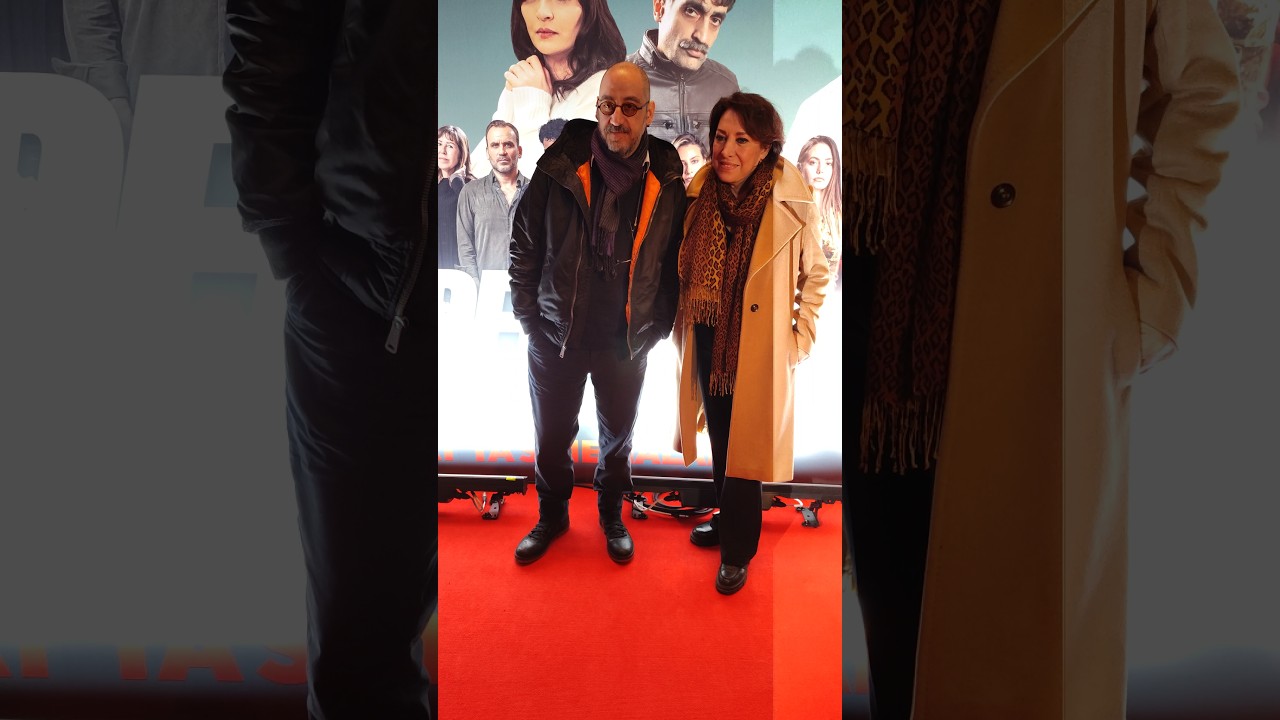 Oya Başar, oğlu Umut Kırca ile Aşk Sadece Bir An filminin galasındaydı
