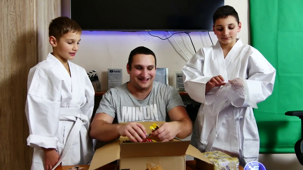 KARATE RUHÁT VETTEM ÖCSÉIMNEK | CSOMAGBONTÁS | Jó hogy nem törte el a kezem