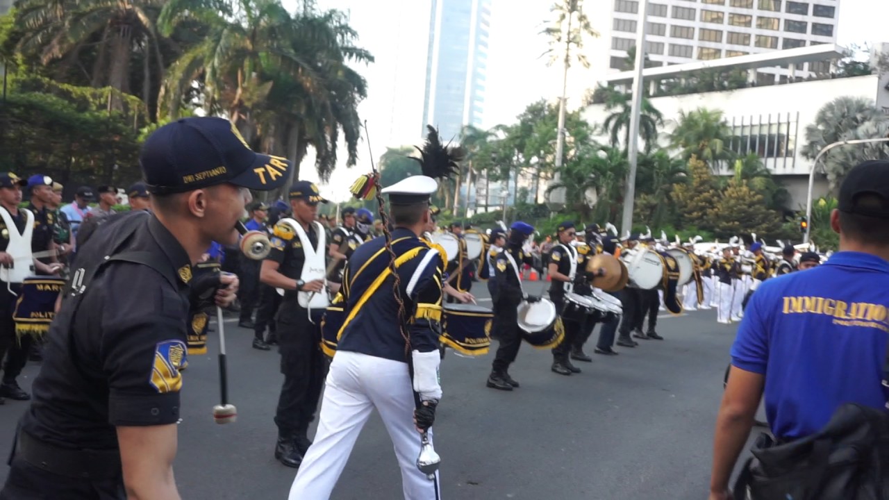 Penampilan Korps Musik Taruna Politeknik Imigrasi di Bundaran HI dalam acara