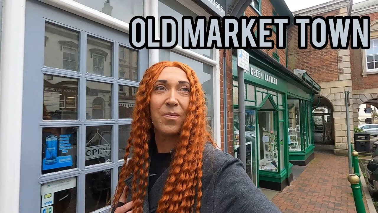 Трансвестит в маленьком городке Торрингтон, Девон.