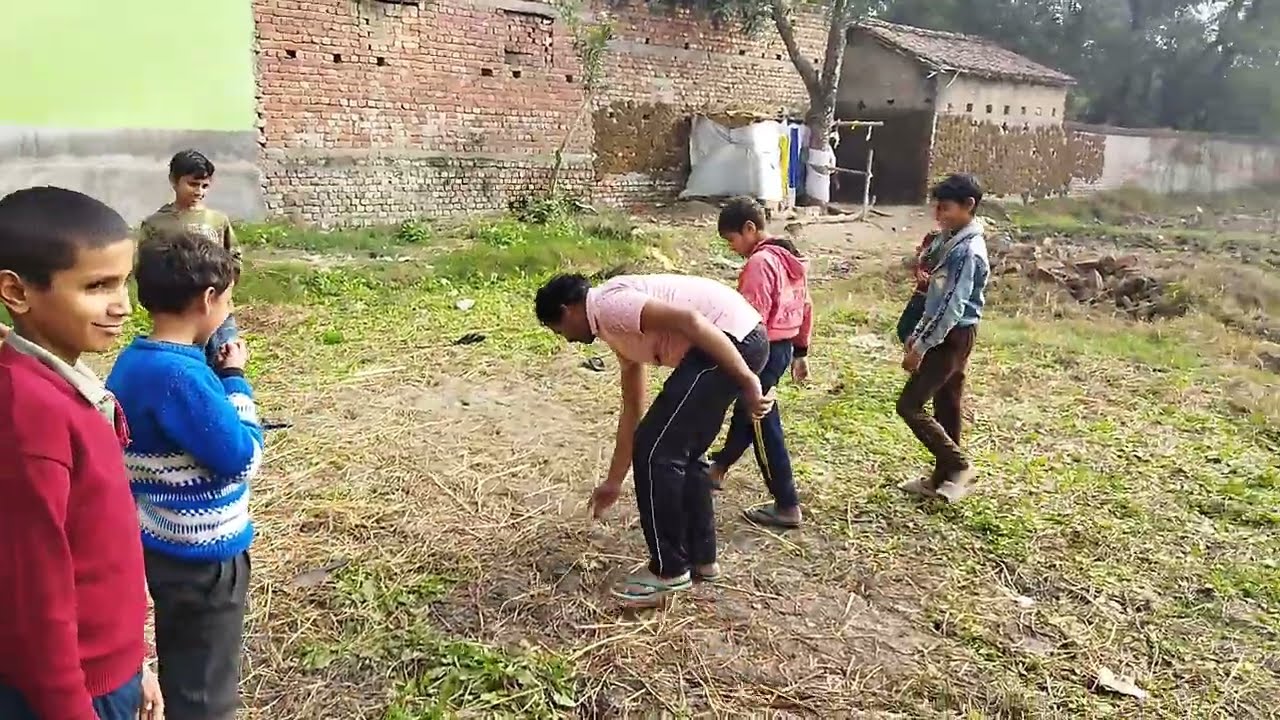 गुलि डंडा का खेल आज भी ग्राम में बच्चों के बीच बहुत लोक