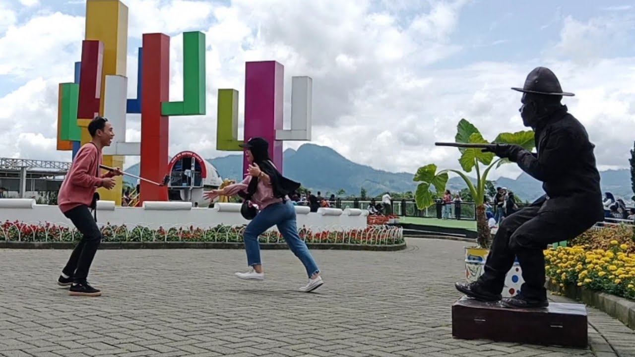 mau foto endingnya lari terbirit-birit ..!! Prank patung hidup..!!!