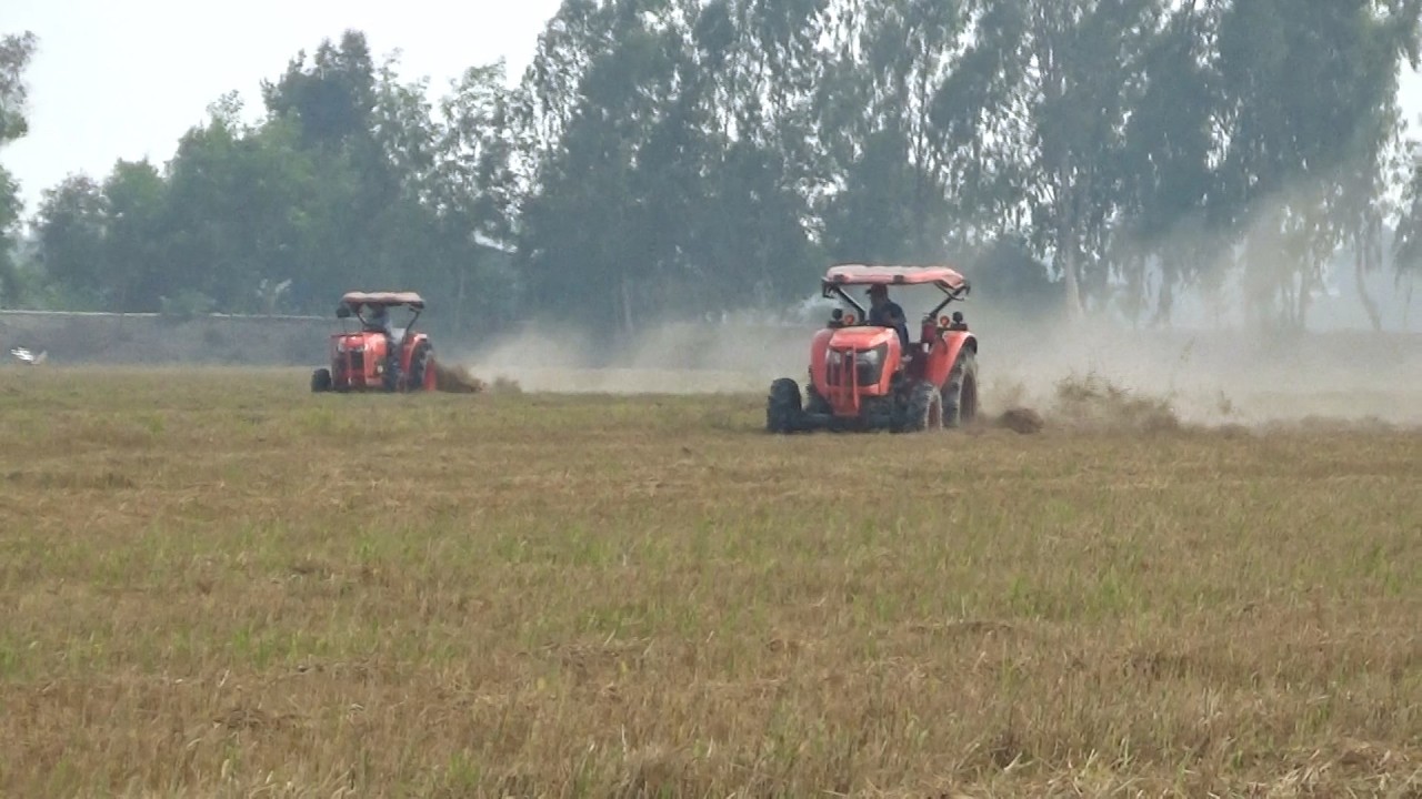 Hai chiếc máy Cày Kubota M6040 và Kubota L5018 chạy đua bụi mịt trời