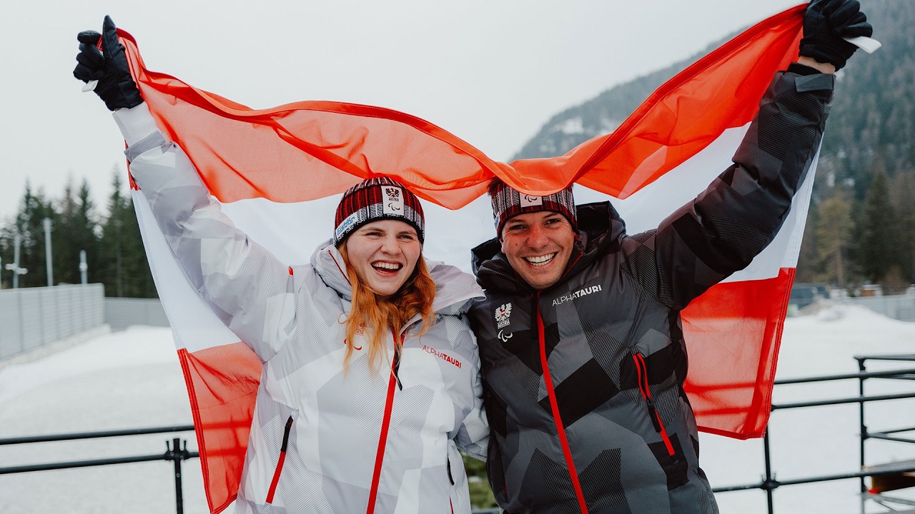 Vroni und Markus tragen gemeinsam die Fahne